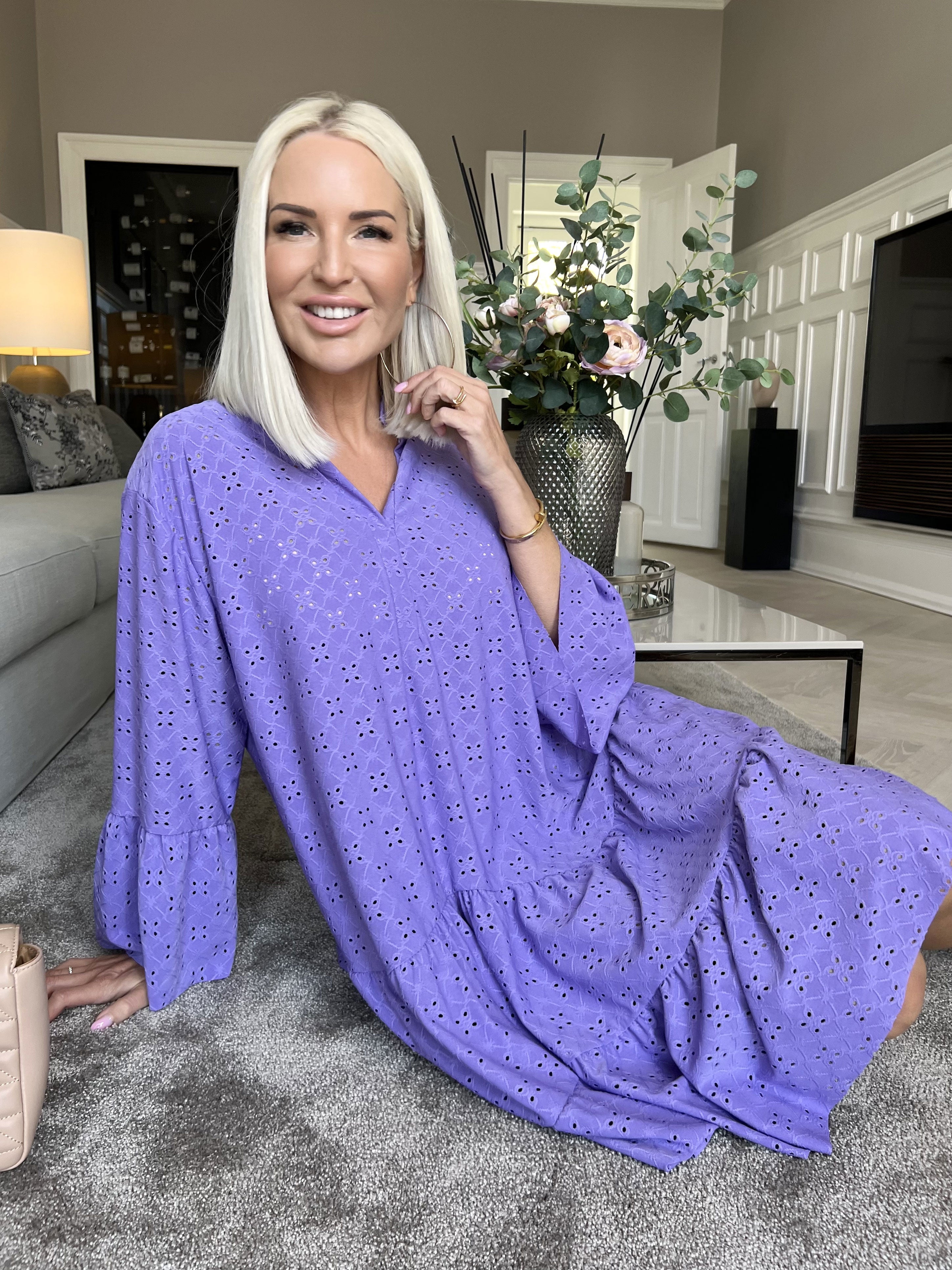 Indiana - Sød elastisk kjole i broderi anglaise